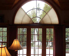 Ventana arqueada del travesaño Poster