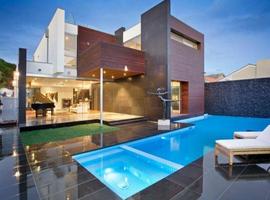 Modern Pool House Design screenshot 1