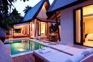 Modern Pool House Design screenshot 2