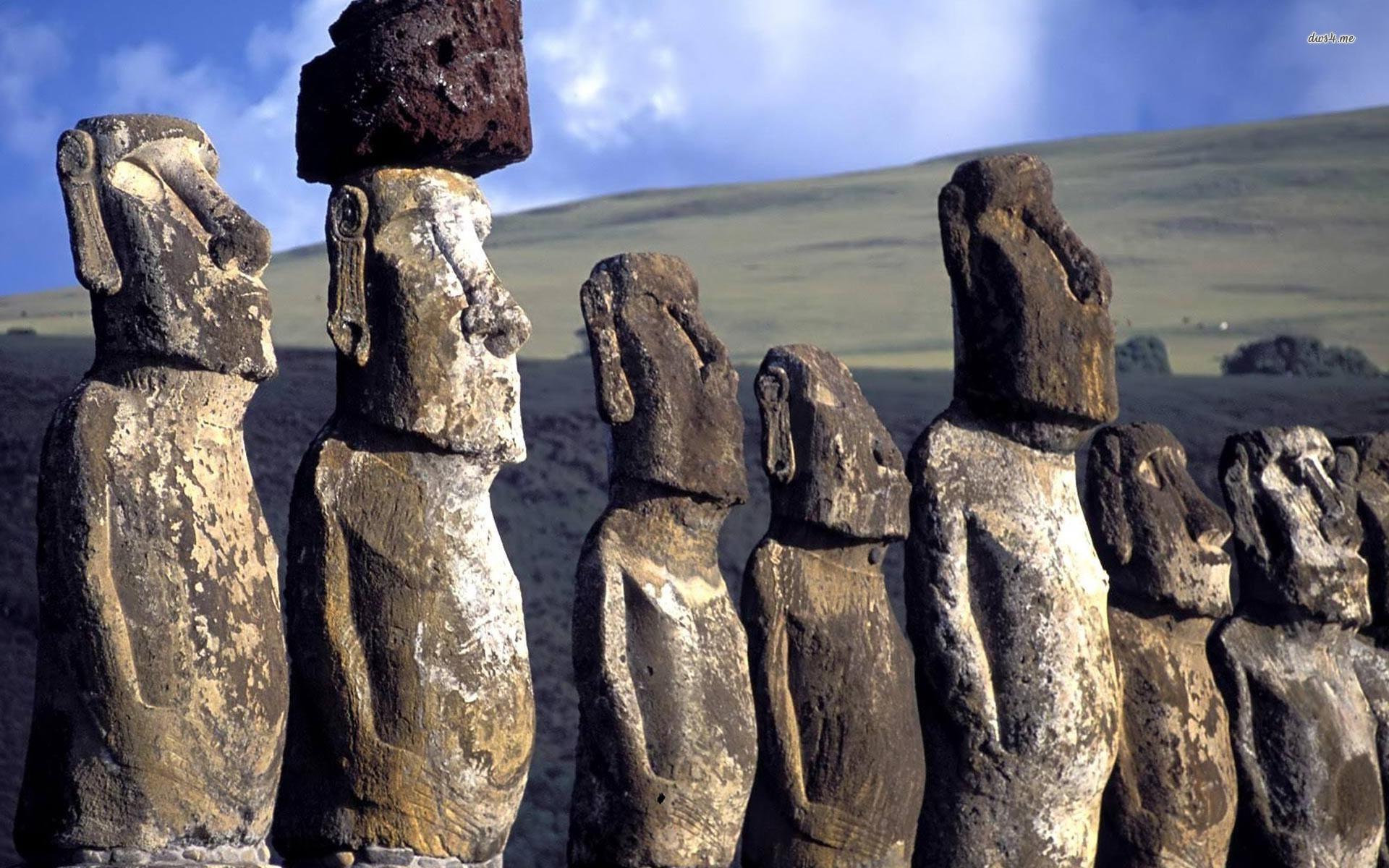 Каменные идолы. Остров Пасхи статуи Моаи. Моаи на острове Пасхи. Каменные истуканы острова Пасхи. Моаи на острове Пасхи / Чили.