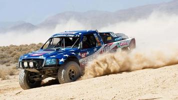 Desert Racing Trucks Wallpaper Plakat