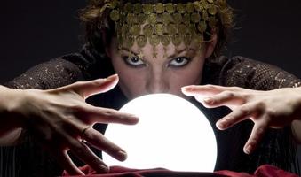 Women Crystal ball fortune teller - clairvoyance постер