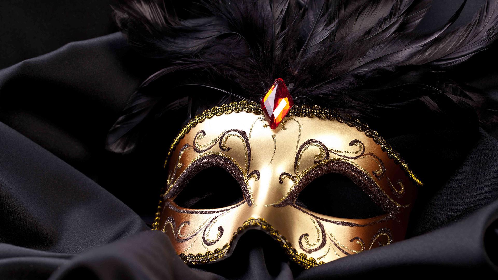 Маска на черном фоне. Голден Маск Золотая маска. Маскарад. Золотая венецианская маска. Мужская карнавальная маска.