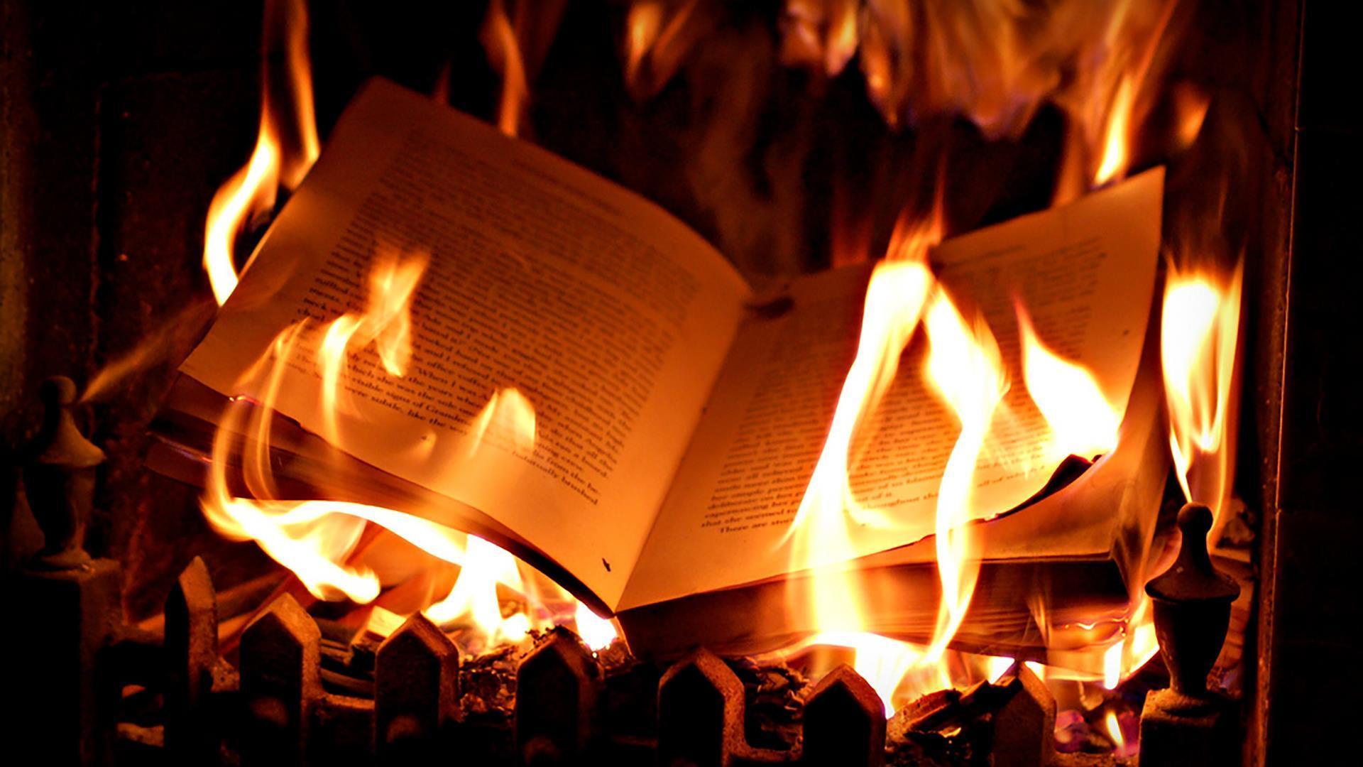 Кидать в огонь. Горящая книга. Рукописи в огне. Книга с огнем.