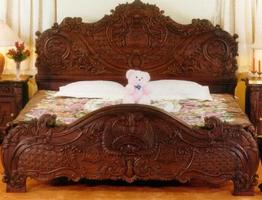 Łóżka z drewnianymi meblami screenshot 1