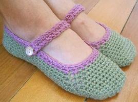 Women Crochet Slippers Screenshot 1