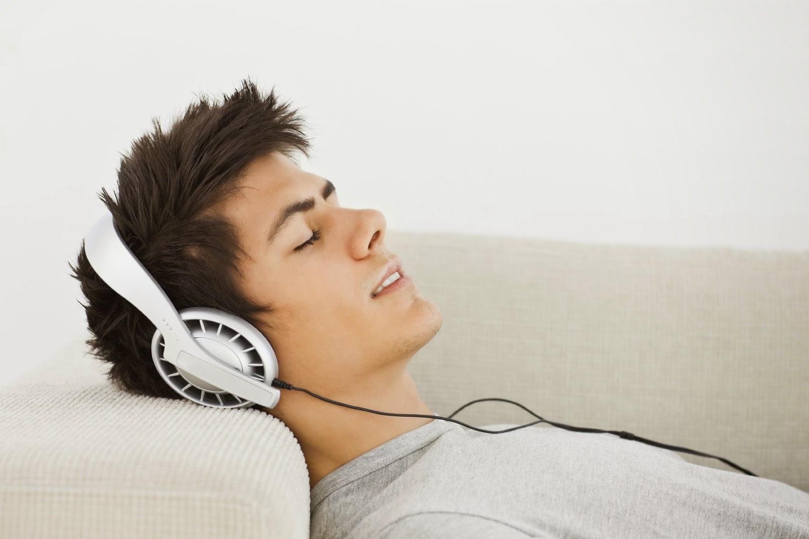 Слушать музыку ал. Человек слушает музыку. Релакс в наушниках. Релакс от музыки. Пение и стресс.