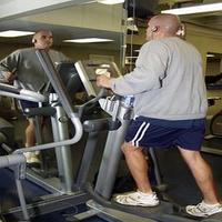 Máquinas de entrenamiento en el gym Affiche