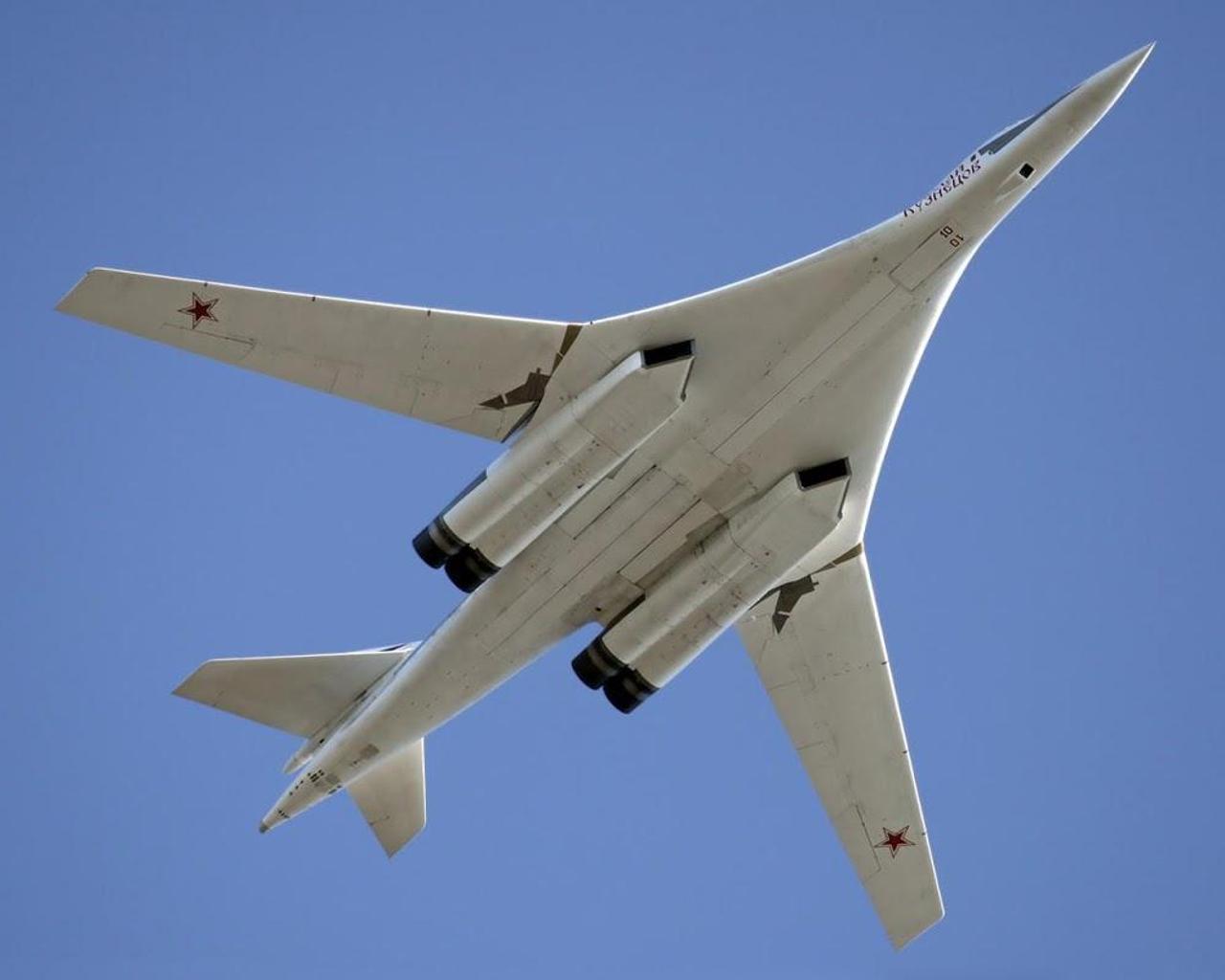 Самолет бомбардировщик россии. Ту-160 белый лебедь. Лебедь самолет ту 160. Ту-160 сверхзвуковой самолёт. Стратегический сверхзвуковой ракетоносец-бомбардировщик ту-160.