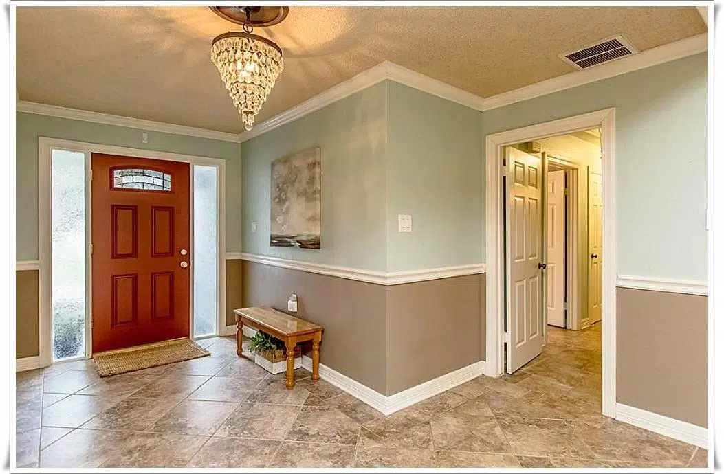 Two Tone Wall Paint With Chair Rail