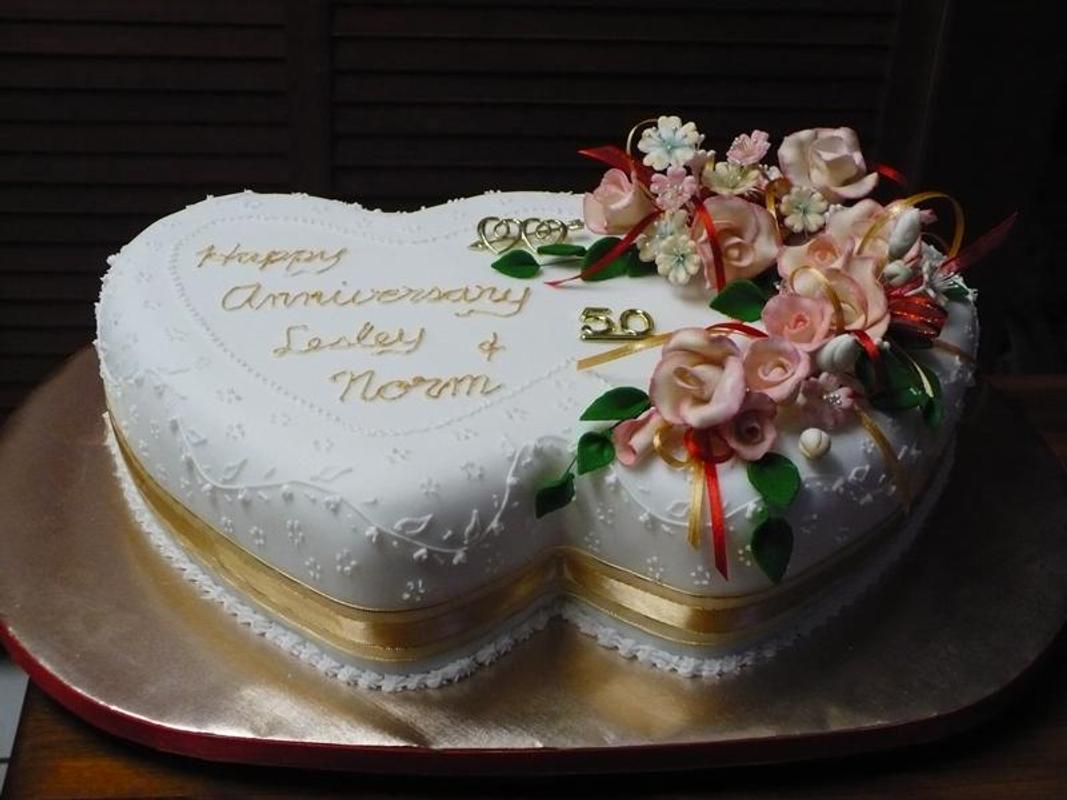 Торт юбилей слова. Торт на юбилей. Украшение торта на юбилей свадьбы. Торт на юбилей женщине. Красивые тортики на юбилей.