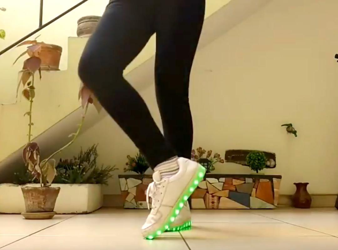 Видео танца шафл для начинающих. Шафл танец. Танец ногами шафл. Shuffle танец. Хайповые танцы ногами.
