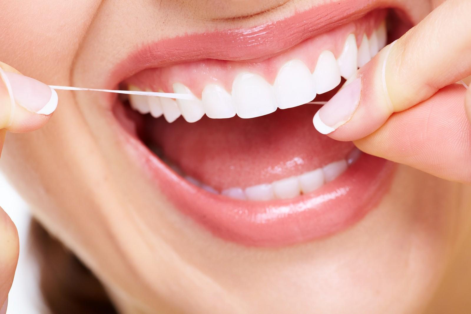 Гигиенический уход полости рта. Здоровые крепкие зубы. Красивые зубы. Красивая улыбка.