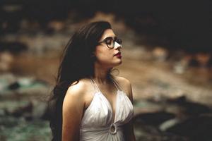 برنامه‌نما Lonely Girl Wallpaper عکس از صفحه