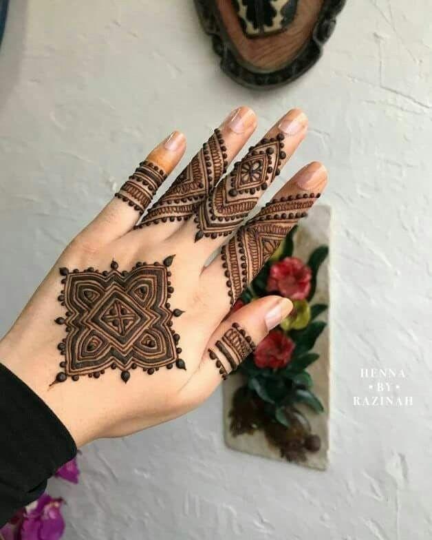 Featured image of post Mehndi Design Round Shape - The beginner&#039;s friendly design would need practice to make the concentric the bridal mehndi design includes peacock, paisleys, semicircles filled in shapes and structures.