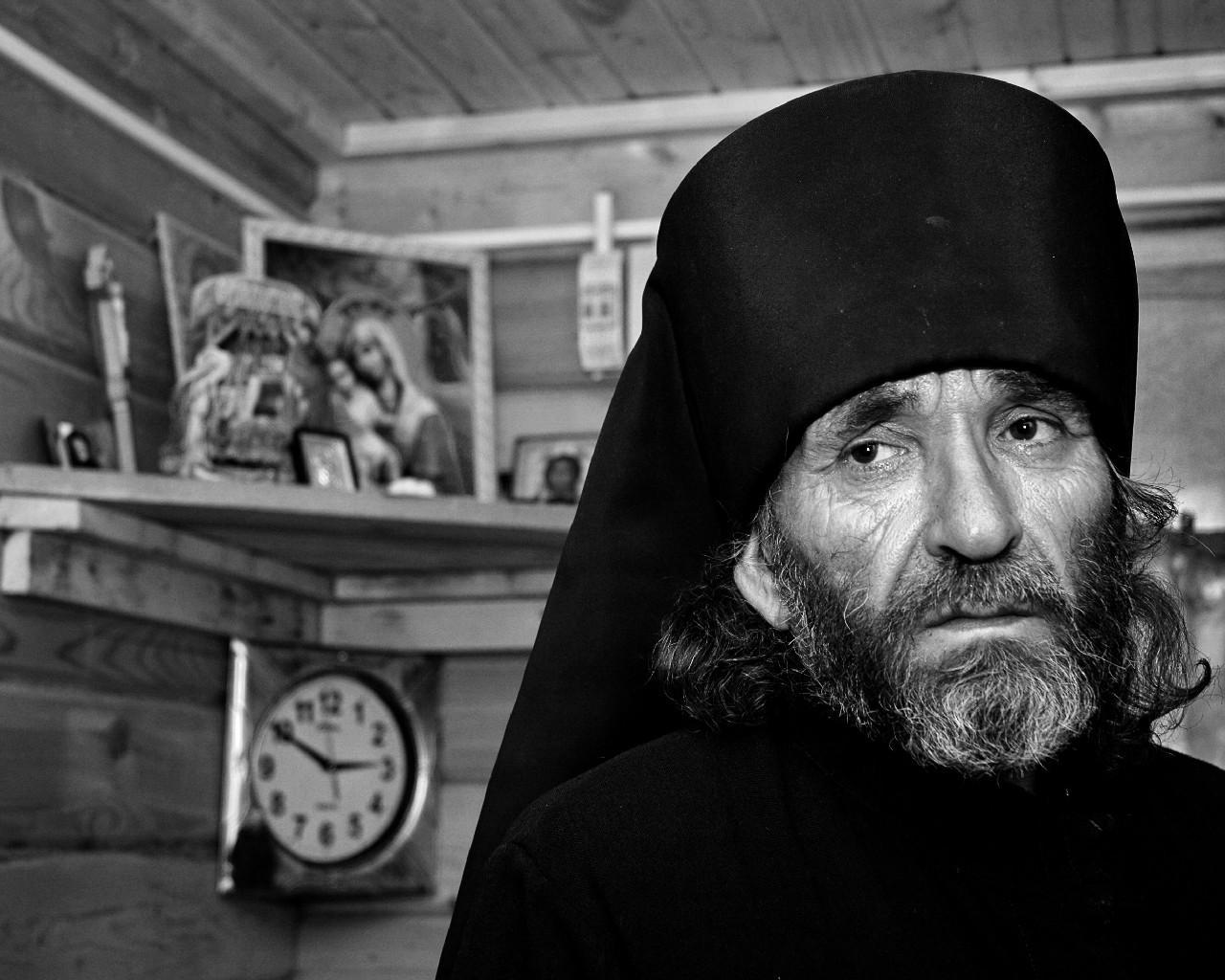 Что говорят провидцы. Монах Православие. Старый православный монах. Грустный священник.