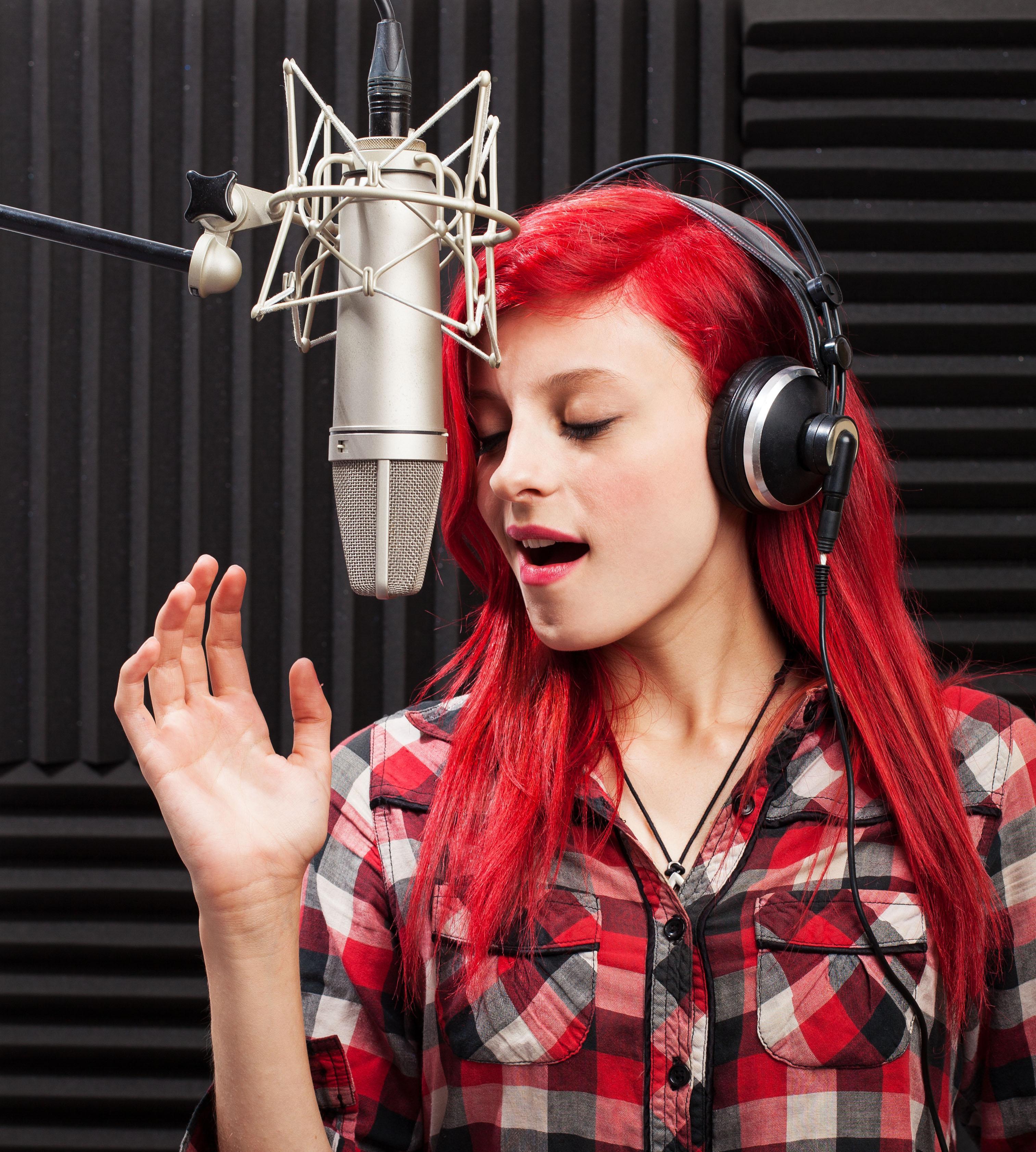 Бесплатные занятия вокалом. Девушка поет. Девушка поет в студии. Вокал. Девушка поет в студии звукозаписи.
