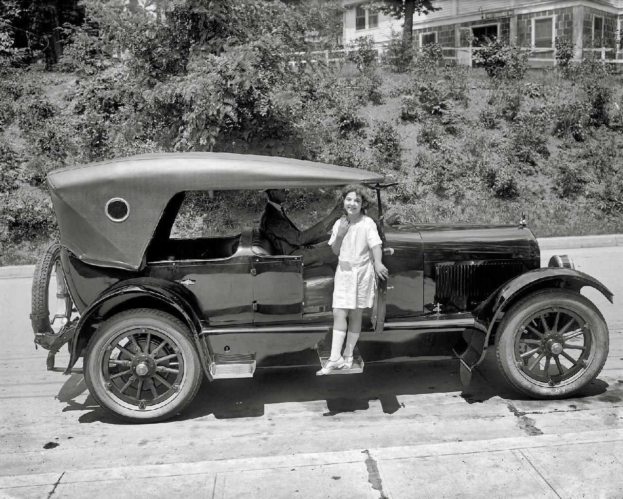 More cars earlier. Автомобили 20 века. Ретро авто. Автомобили начала 20 века. Машины 1920 годов.