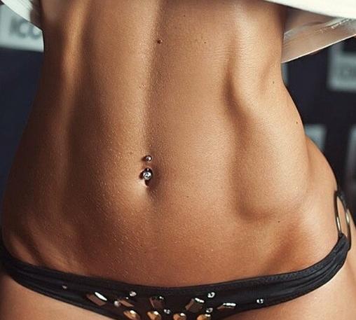 Спортивный женский животик