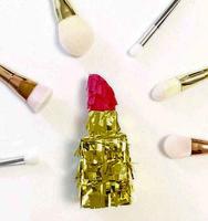 Awesome DIY Lipstick Emoji Pinata screenshot 1