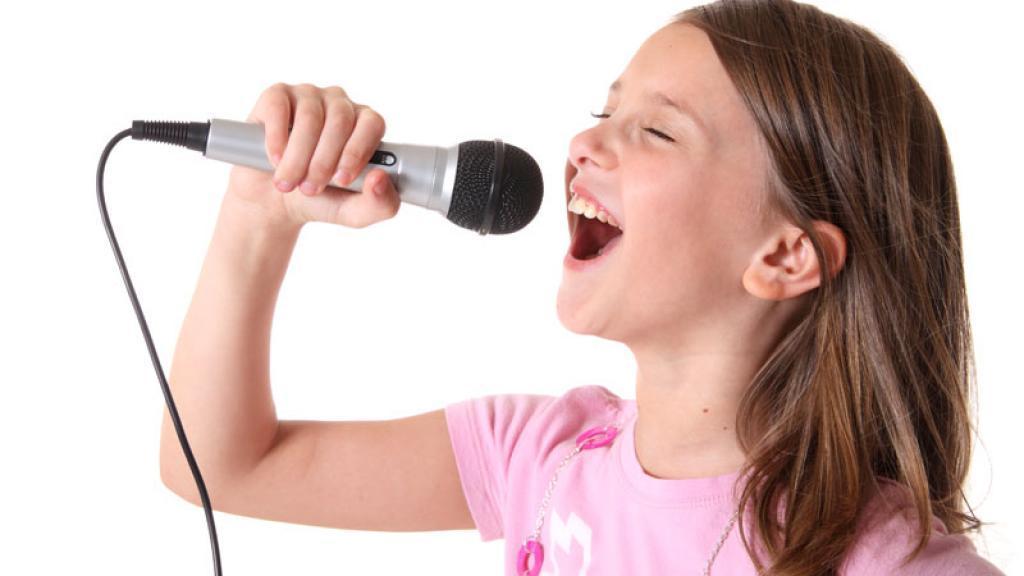 Дети поют караоке. Занятия вокалом Синг Сонг. Дети поют. Ребенок с микрофоном. Человек поет.