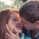 couple kiss wallpaper APK