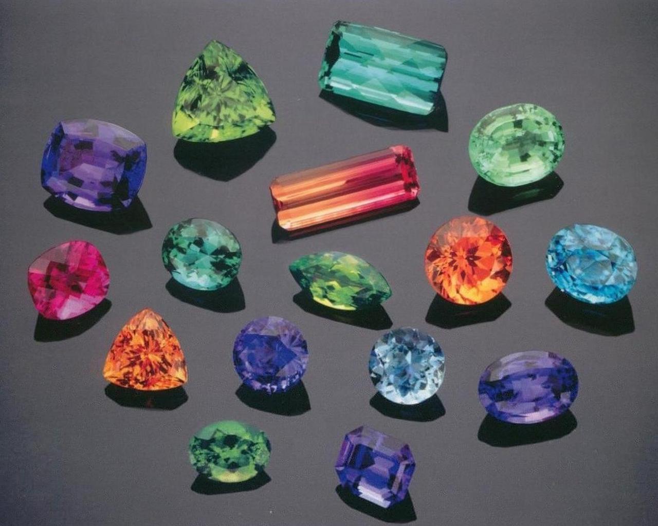 Цветные самоцветы. Самоцветы поделочные камни. Граненые камни минералы Самоцветы. Камни Дрого драгоценные. Разноцветные минералы.