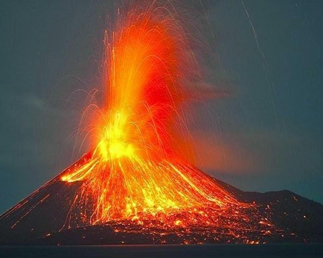 Какой самый крупный вулкан. Вулкан Алаид извержение. Извержение вулкана Кракатау. Извержение вулкана Везувий. Извержение вулкана Кракатау Везувий.