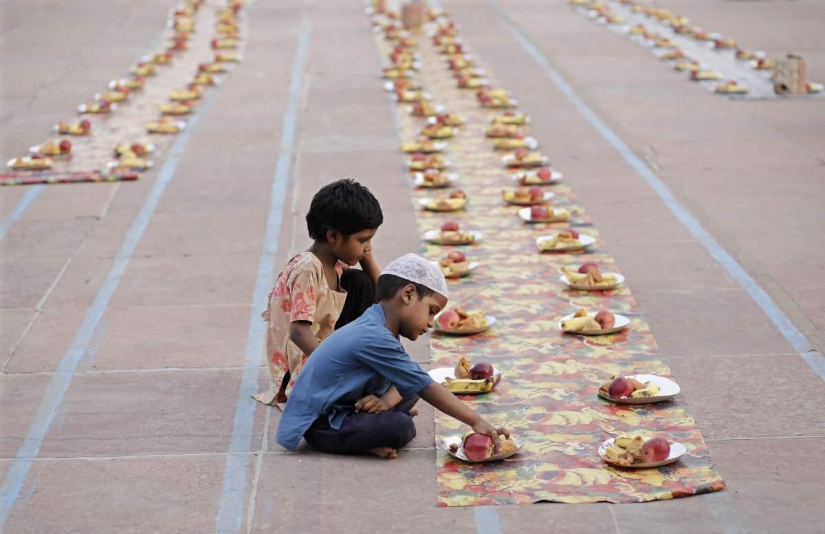 Курить после ифтара. Рамазан ифторлик. Ифтар что это в Исламе. Поступки мусульман. Рамадан для детей.