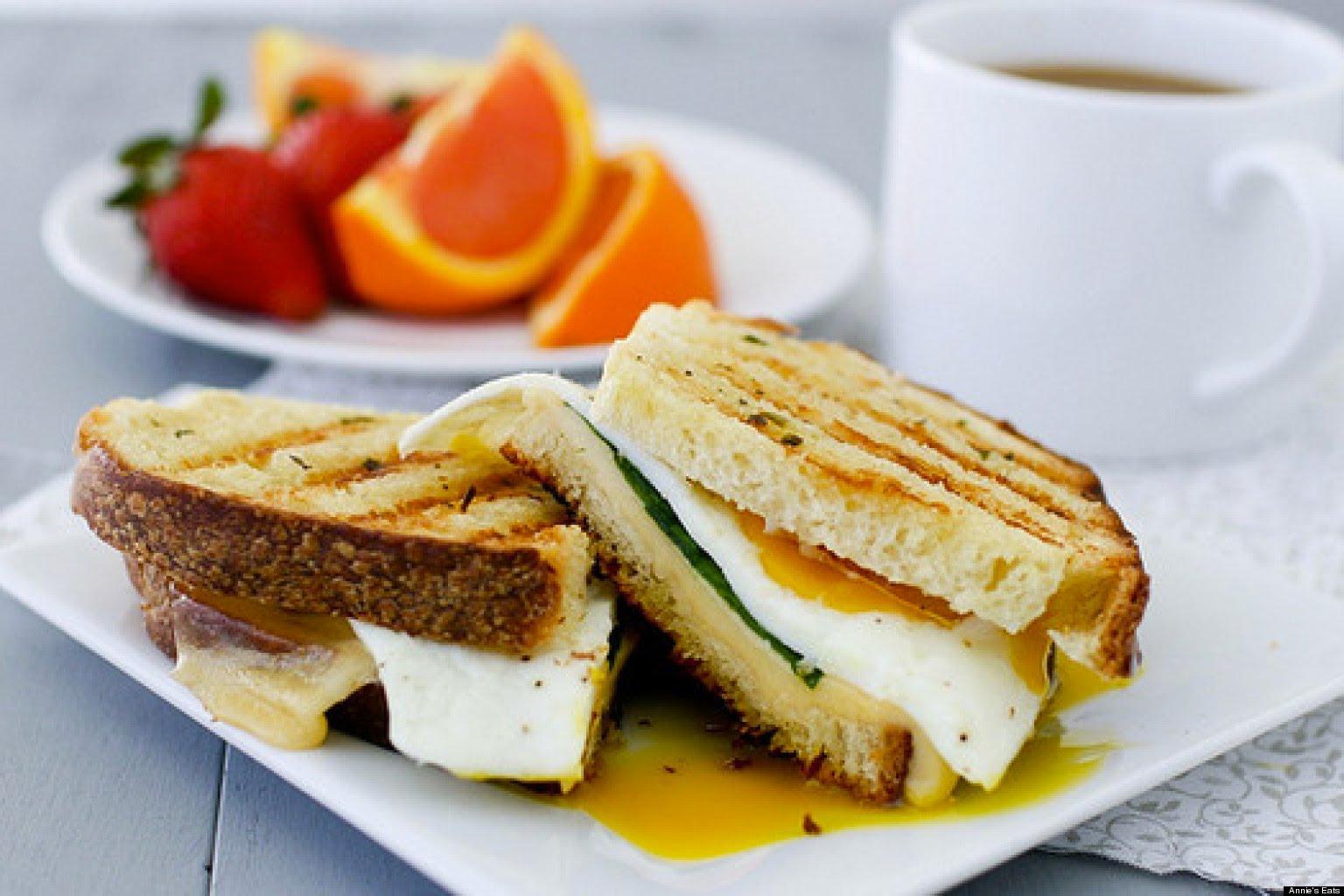 Сэндвичи кофе. Сэндвичи на завтрак. Сэндвич с омлетом. Диетический завтрак. Идеи сэндвичей на завтрак.