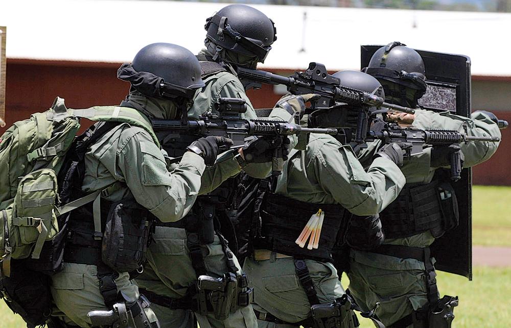 Swat kuwait. SWAT 80s. SWAT Team. Srt» (Special Reaction Team). Спецназ полиции США.