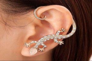 Beautiful Ear Piercing Affiche