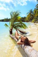 Hot Bikini Girls on the Beach Wallpapers HD syot layar 1