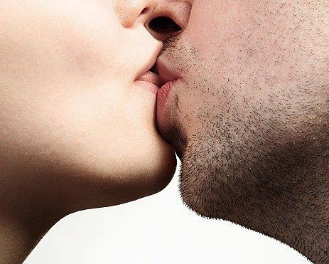 Французский поцелуй аккорд. Французский поцелуй. Картинки поцелуя в губы. Поцелуй в губы крупным планом. Французский поцелуй близко.