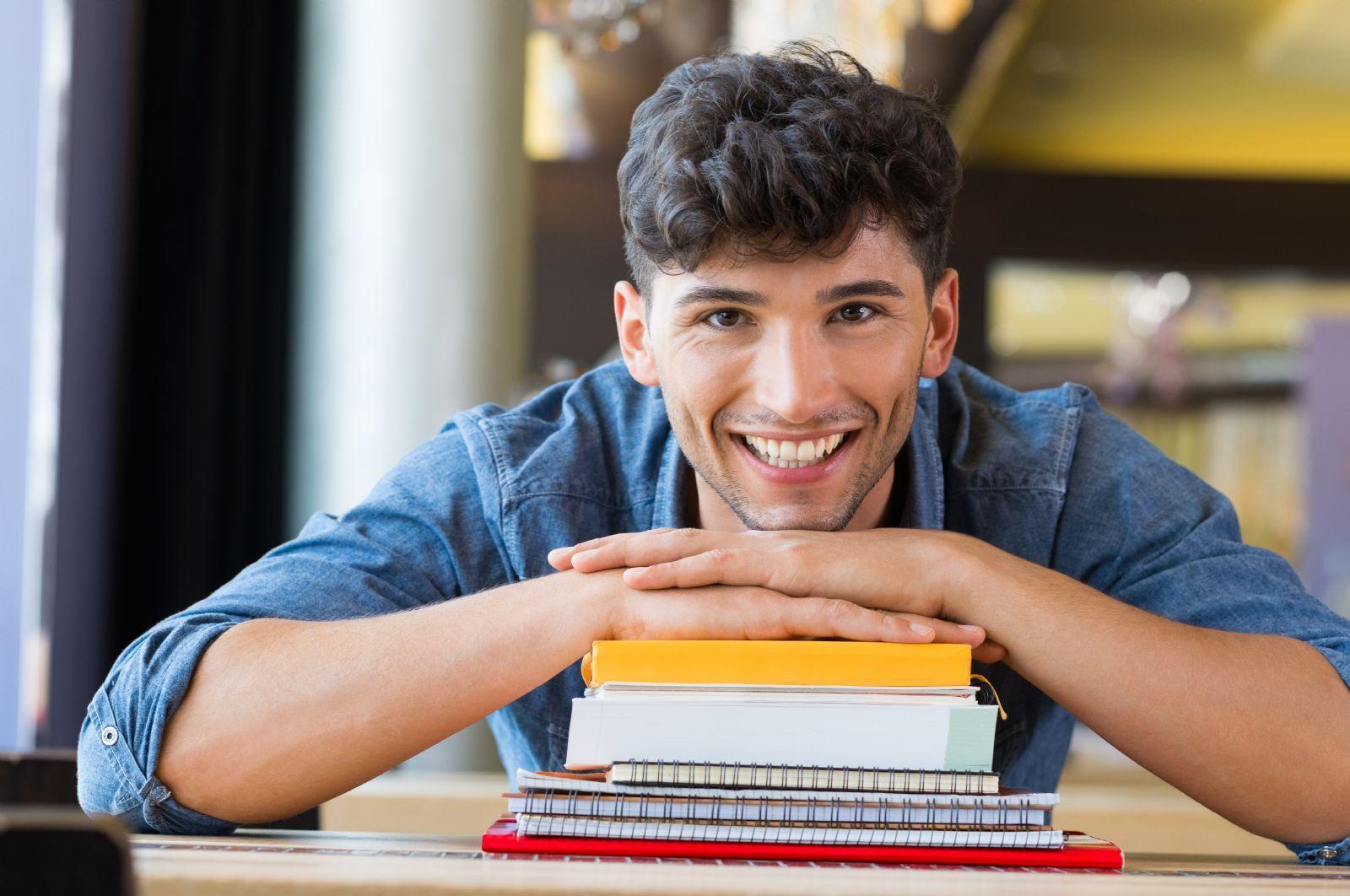 He the book at home. Студенты улыбаются. Улыбчивая студент. Студенты парни улыбаются. Человек студент.