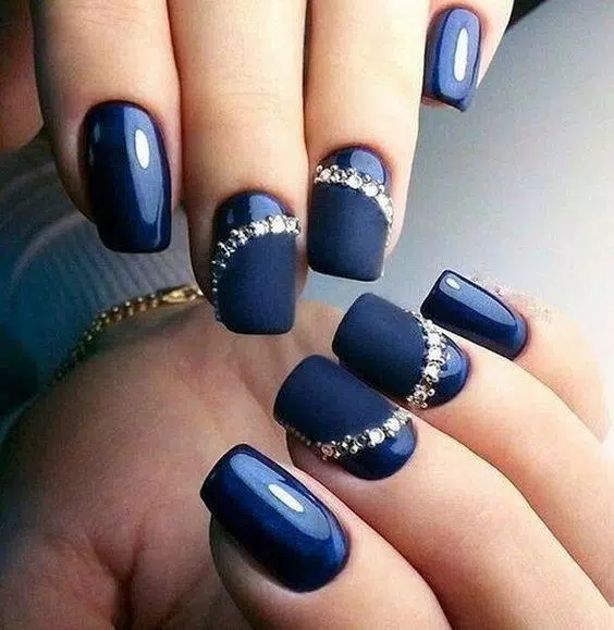 Hãy tải BLUE NAIL DESIGNS APK cho Android và trải nghiệm những thiết kế móng tay màu xanh đỉnh cao tại đầu ngón tay của bạn. Ứng dụng này cung cấp cho bạn không chỉ hình ảnh tuyệt đẹp mà còn cách làm móng đơn giản.