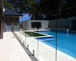 Conception de clôture de piscine en verre capture d'écran 1