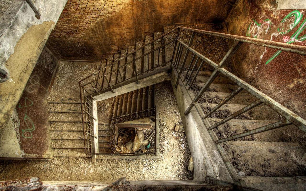 Abandoned house game. Разрушенная лестница. Заброшенная комната. Старинная лестница в доме. Заброшенный подвал.