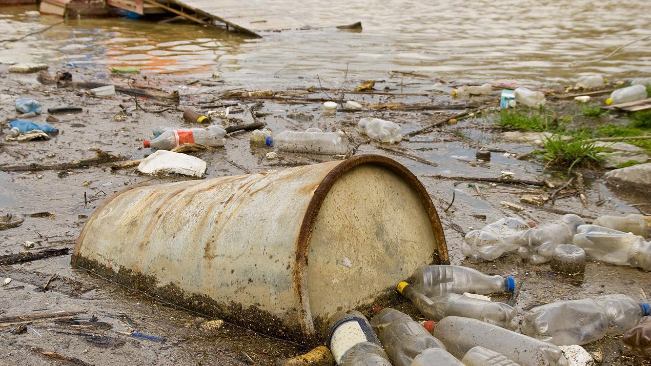 Проблемы загрязнения воды и почвы. Загрязнение воды. Загрязненные водоемы. Загрязнение пресных вод. Загрязнение воды химикатами.