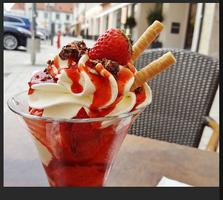 National Strawberry Sundae Day Greeting Cards الملصق