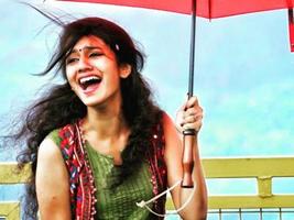 Priya Prakash Varrier Photos & WallPaper Cartaz