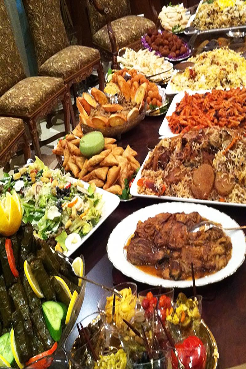 Что поесть на сухур. Блюда на праздничный Эфтар. Стол для ифтара. Красивый стол для ифтара. Праздничный стол на ифтар.