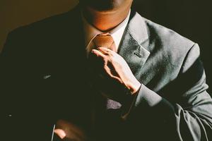 como hacer nudos de corbata gönderen