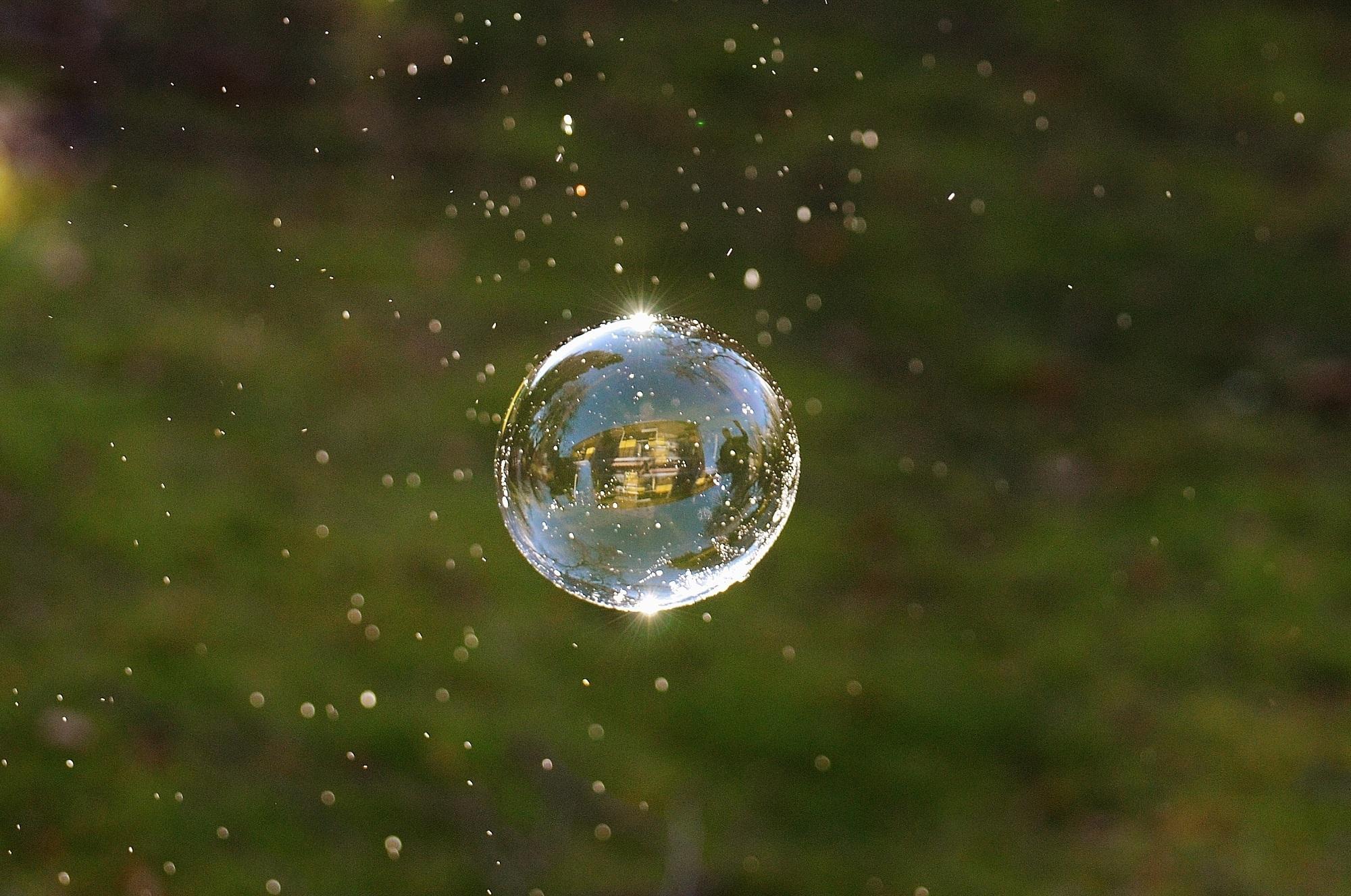 Почему лопается пузырь. Мыльные пузыри. Мыльный пузырь лопнул. Лопающийся пузырь. Мыльные пузыри Эстетика.