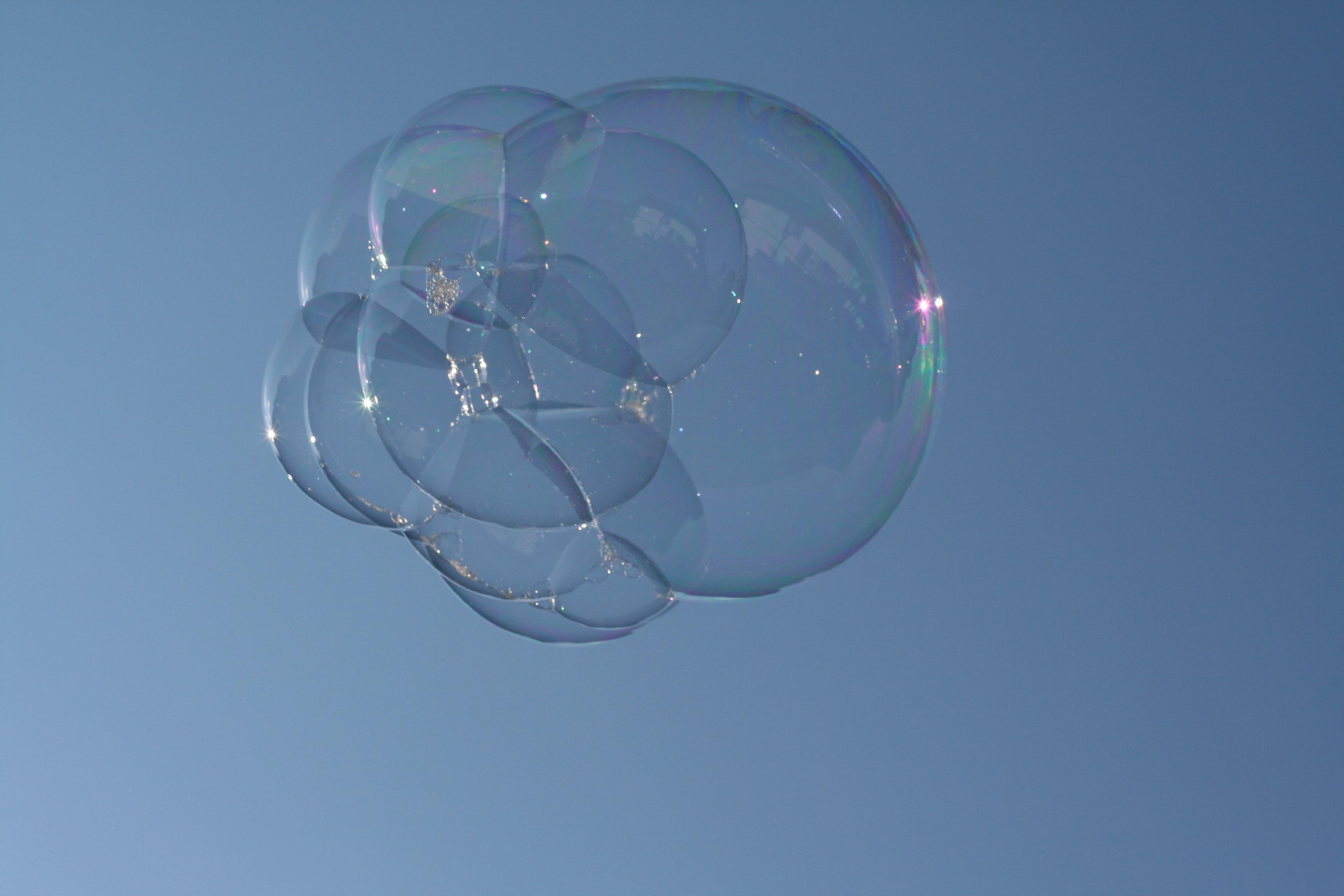 Пузырек воздуха в легком. Мыльные пузыри. Воздушные пузыри. Мыльные пузыри в небе. Пузыри воздуха.