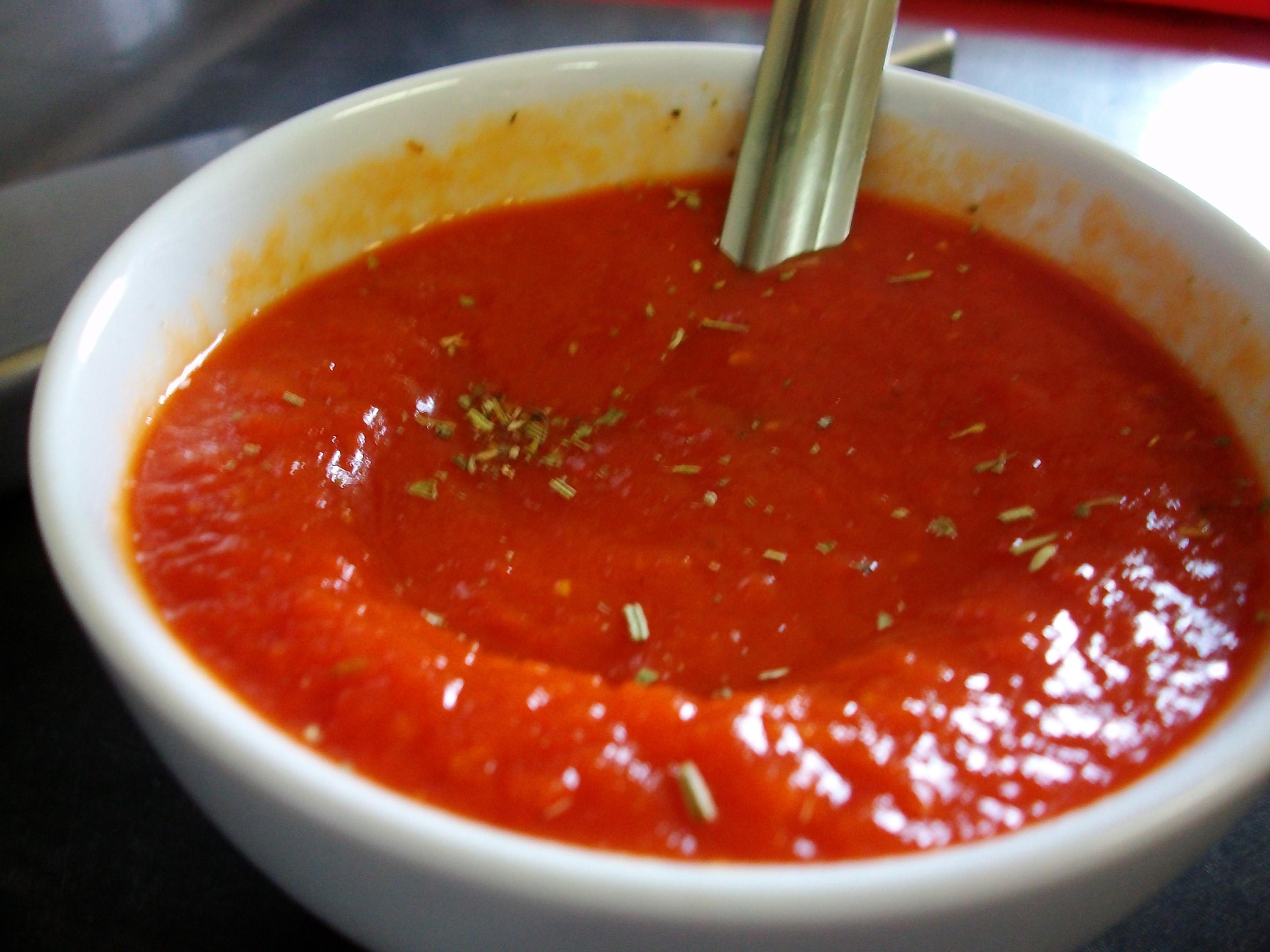 Подлива сметана томатная. Соус. Томатный соус к шашлыку. Соус для пиццы из томатов. Соус для шашлыка из томатной пасты и зелени.