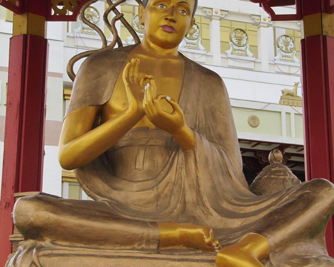 Махаяна это. Буддийский философ Нагарджуна. Будда махаяна. Нагарджуна статуя Элиста. Нагарджуна Мадхьямика самосущее.