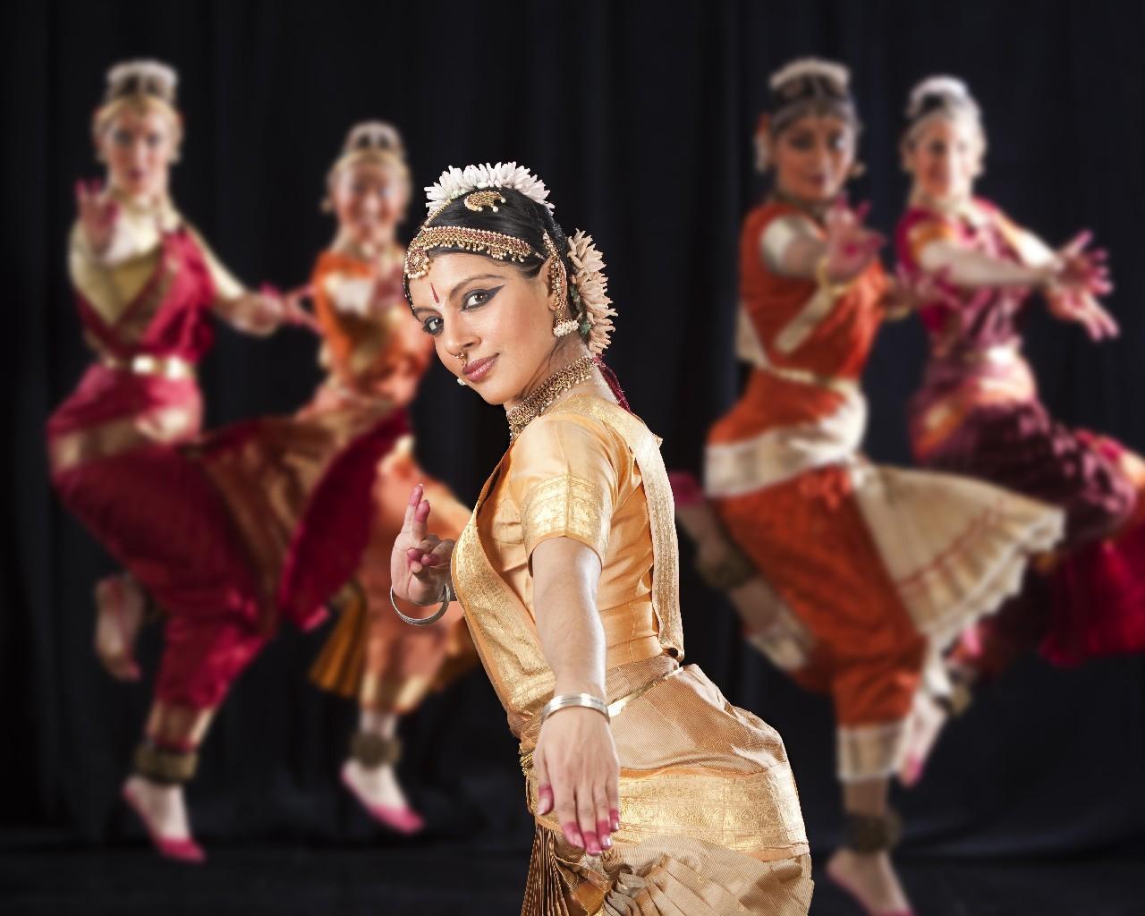 Танцующие глазки. Индийский танец Моисеева. Руки в индийском танце. Индийский танец Россия Сибирь. Индийский танец пожилых женщин.