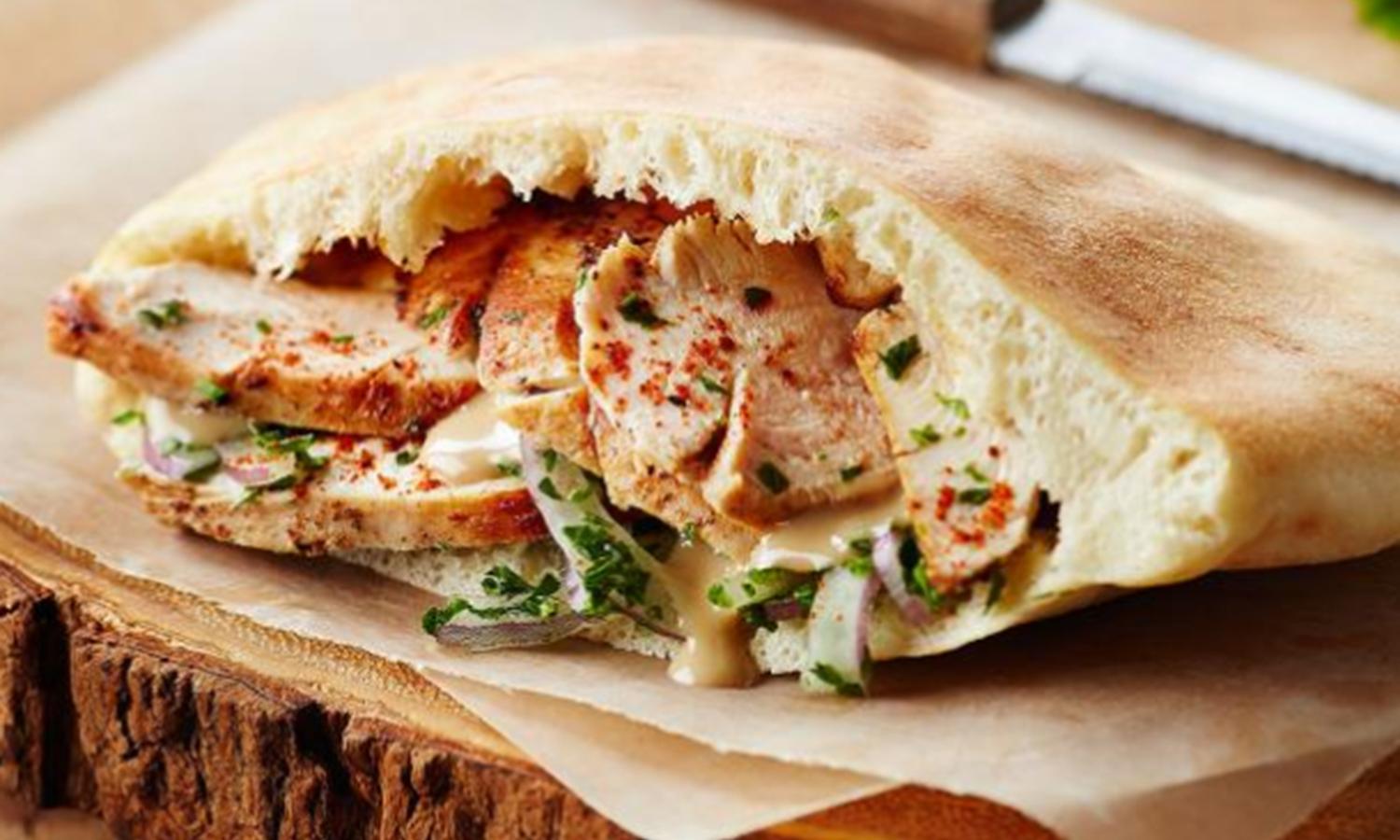 Как есть питу. شاورما Shawarma. Донер пита. Пита с сыром и мясом. Пита с начинкой.