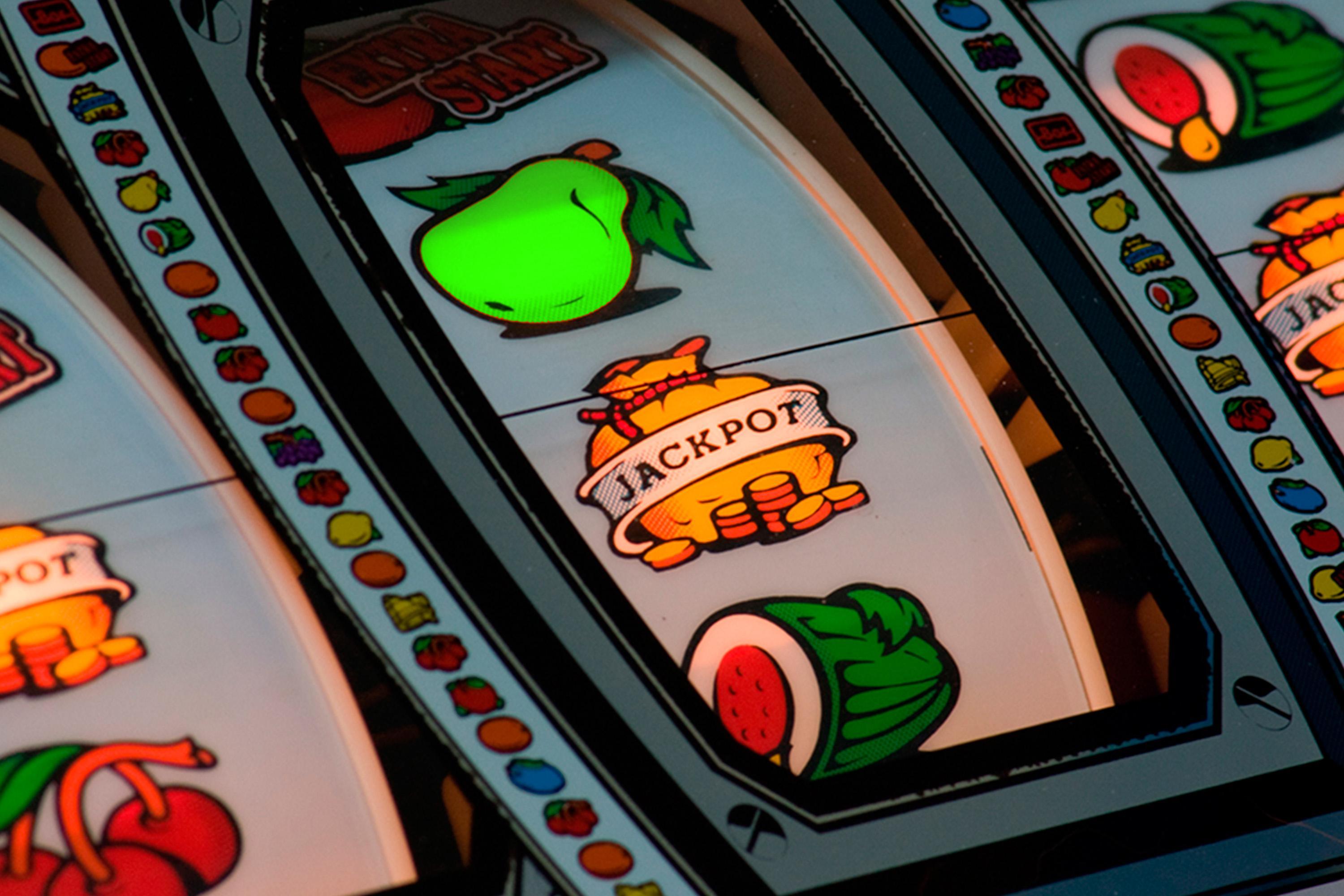 Играть в азартные игры в автомате. Игровые автоматы. Слоты игровые автоматы. Игровой автомат слот машина. Игровые автоматы однорукий бандит.
